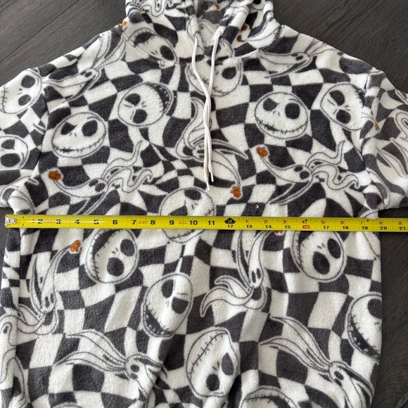 Disney Jack Skellington Sz M Fuzzy White Ultra Soft Plush Long Sleeve Pullover - Picture 3 of 6